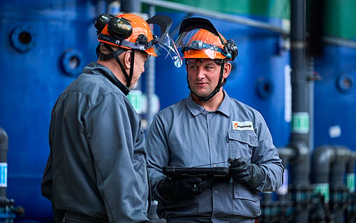 Two male production workers in a Mondi packaging plant.