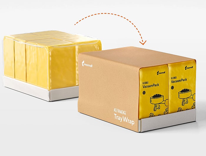 Ein rechteckiges Tablett, das in braunes Papier eingewickelt ist, steht auf einer weißen Oberfläche. Die Verpackung trägt die Aufschrift „TrayWrap“, und das eingewickelte Bündel ist sauber gefaltet, wobei an den Rändern weiße Innenkartons sichtbar sind.