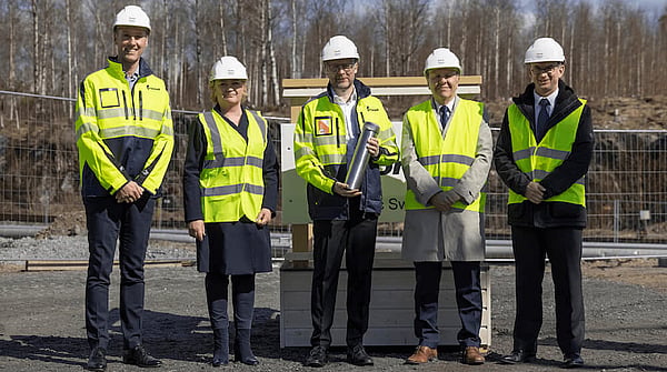 Five Mondi employees in hi-viz jackets and white hard hats with the middle person holding an award.