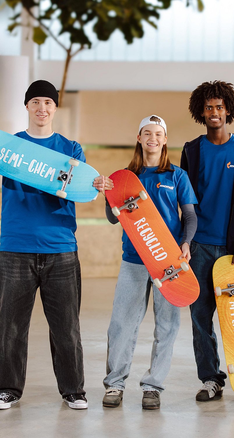 Four young people are holding colourful skateboards, each adorned with the names of Containerboard's various product categories. They are surrounded by Mondi boxes, and in the top left corner, the phrase "The full fibre mix - the right fit for you" appears.