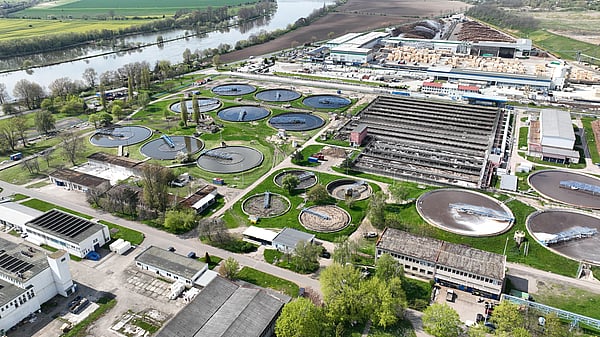 Aerial view of the Mondi Štětí industrial facility and surrounding area.
